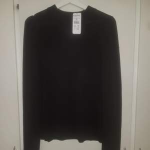 Fin stickat tröja från Kappahl i färgen svart prislappen är på den är inte använd bara provat hemma en gång. 