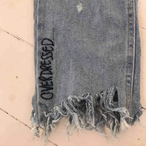  - Jag säljer ett par jeans med slitningar på ifrån Zara i storlek 36. Säljer pga att jag har bytt stil. Köparen står för frakten och betalningen sker via swish.☺️🦋