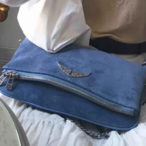  - Ljusblå Zadig väska i mocka, mockan va smutsig så har putsat till den. Köpt för ca 3000kr. Möts upp i Stockholm eller fraktar ( köparen står för frakt)