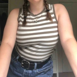  - så tungt linne!!!!!! den har en jättegullig rad med knappar på ena axeln, unikt och coolt.