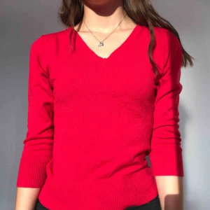  - Sjukt snygg tröja i storlek M. Visas dock på en S o passar perfekt! Skulle nog vara väldigt fin cropped elr ba till ett par vanliga svarta jeans med en skjorta under. 