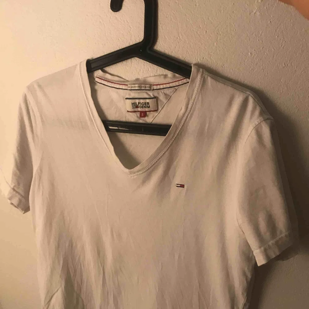 T-shirt från Original Tommy Hilfiger med v-neck. Använd några gånger men i väl skick.. T-shirts.
