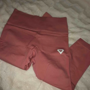  - Använda en gång då jag har ett par till likadana som jag använder, lite dumt med två typ. finns videos på ett par som jag använder på min instagram: Fitnessbylito där kan ni se mer bättre på hur de ser ut. AS BEKVÄMA OCH MEGA SNYGGA!