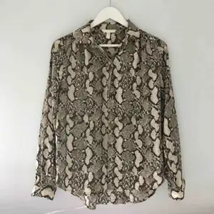 Skjorta med snakeprint. Fin att använda uppknäppt med topp under också!  Köptes i maj, använd 2 gånger sedan dess. Nypris: 250kr