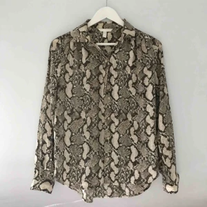  - Skjorta med snakeprint. Fin att använda uppknäppt med topp under också!  Köptes i maj, använd 2 gånger sedan dess. Nypris: 250kr