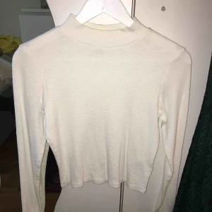  - En fin vit polo tröja