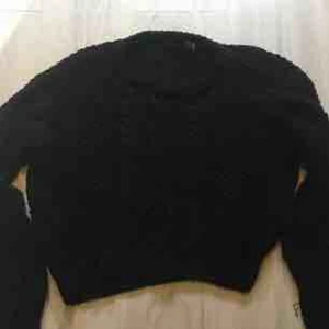  - Kroppad tjocktröja från urban outfitters. Aldrig använd. Storlek medium men skulle säga att den är mera som en small. 