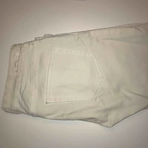  - Vita jeans ifrån Mango. Super slim.