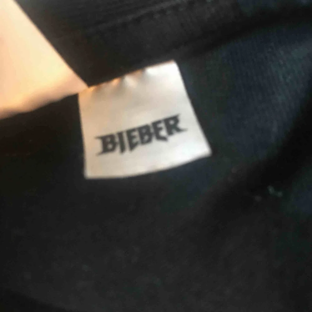 Justin Bieber t-shirt Det är lite oversized och lång  (Väldigt skön att sova i). T-shirts.