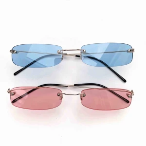  - Sjukt snygga smala solglasögon i ljusblå och ljusrosa. Helt nya och skickas i bubbelplast. 150kr/st inkl frakt💕🦋 (de rosa är sålda)