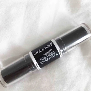  - Contourstick från wet n wild, de finns en highlight och en contour, endast testad 1 gång!!!🥰 