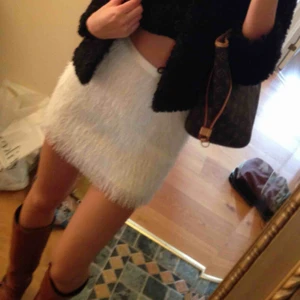  - Jättefin benvit fluffig kjol.