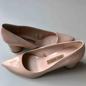  - Ljusrosa skor med låg bredare klack från Zara. Endast provade. Spetsig tå.  Kan mötas upp eller skicka för 75kr.😊