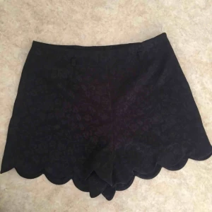  - Mönstrade och scallops edges. Med hällor till skärp (ingår ej).   📬 Frakt 42 kr