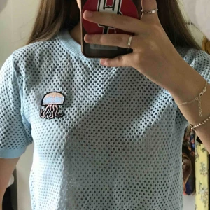  - Mesh-tröja med bläckfiskmotiv från h&m, aldrig använd. Kika gärna in på min profil, har massvis med annonser ute!