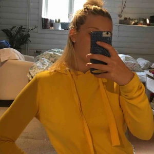  - Jättefin gul tjocktröja som tyvärr inte kommer till användning, använd ett fåtal gånger och i bra skick.