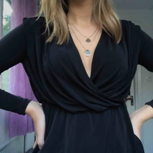  - En svart stretchig blus från Gina Tricot! Använd två gånger & köpt dec 2017. Säljs för att den inte användes så ofta. Originalpris 299. Möts upp i Stockholm eller så delar jag och köparen på frakt!