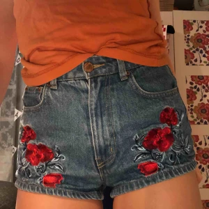  - HM Coachella-shorts i high waisted modell. Köparen står för frakt eller så möts vi upp i Sthlm.