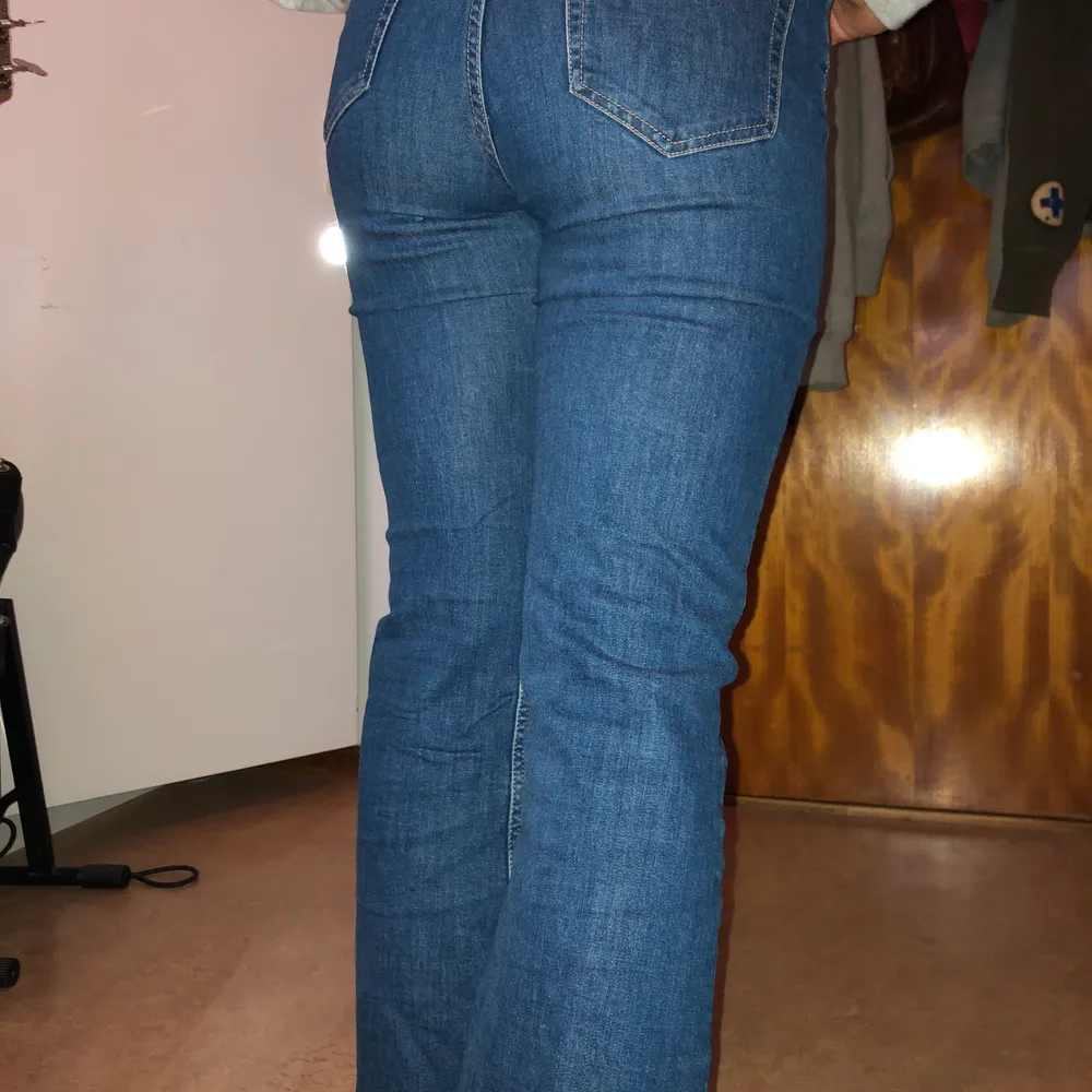 Jättefina highwaist bootcut jeans från hm i strl 28, passar strl S. Knappt använda och köpta för ca 1 år sedan. Modellen på bilden är 160cm lång. Kan mötas upp på Södermalm eller i Hägersten annars står köparen för frakt💞. Jeans & Byxor.