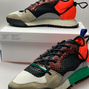 Adidas x Alexander Wang reissue  - Alexander wang x adidas originals.                                              Storlek 44, aldrig anvönda bara upptagna för fotografering. Jätte unik sko som var en limiterad realese, med skorna kommer låda och en totebag.                      Postar spårbart via postnord och dubbelboxat givetvis😁 Har ni några frågor hör gärna av er!  Pris 2800 eller bästa bud!