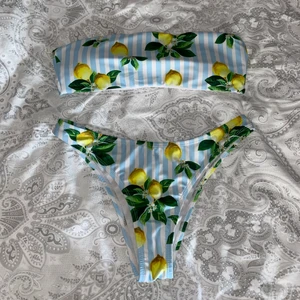Bikini - Sjukt snygg bikini från zaful med citroner och blå/vita ränder, storlek M, men skulle nog säga att den är i strl S. Säljer pga den är lite för liten på mig, endast använd ett fåtal gånger. Möts upp i Stockholm eller så står köparen för frakt!