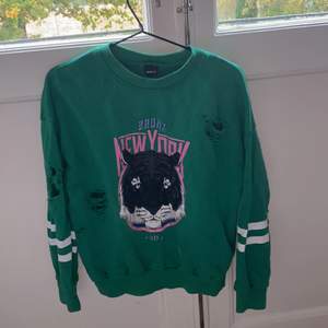 Säljer denna gröna sweatshirt från Gina Tricot. Storlek S, säljer för 200kr + frakt! 