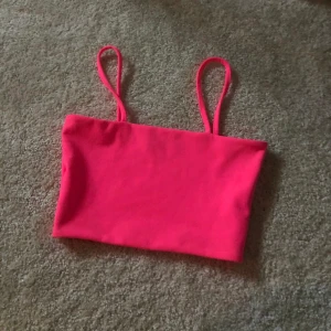 Crop topp - Skrikrosa topp som tyvärr är för liten för mig, nyskick.
