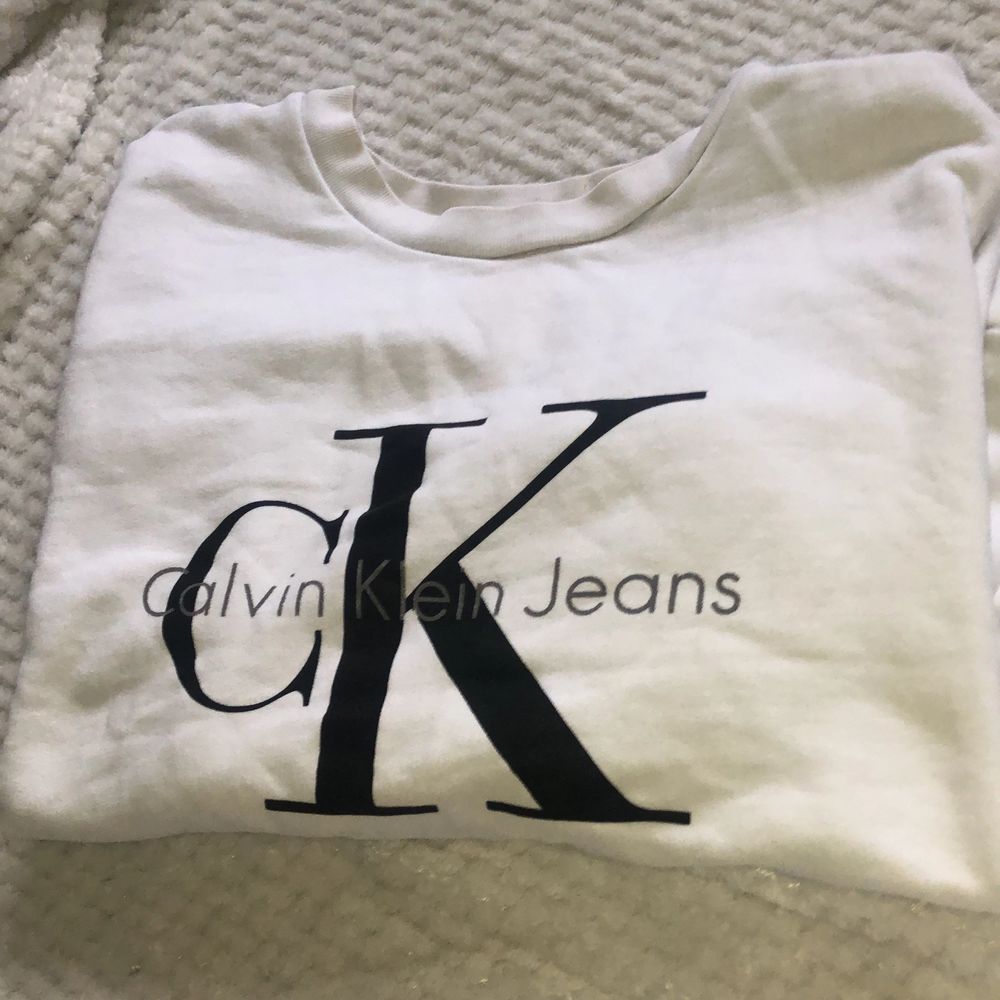 Vit tröja från Calvin Klein i stl XS. Nypris 999kr och säljer billigt för att bli av med kläder ur garderoben☺️ Går att hämtas i Linköping eller skickas på posten (köparen står för frakten - 59kr) 💕 Skriv om du har fler frågor eller vill köpa tröjan🤍. Tröjor & Koftor.
