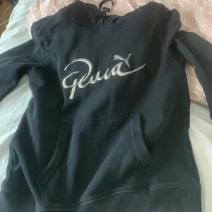 Hoodie - Säljer denna asballa hoodie som är jätte skön och mjuk. Säljer då jag har för många hoodies som inte kommer till användning. Skriv för fler frågor ❤️