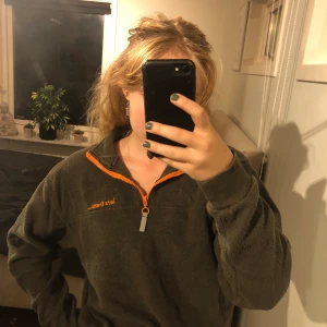 Skit snygg fleece tröja - Skit snygg och bekväm fleece tröja köpt från Urban outfitters. Lite reflex så perfekt för den mörka vintern!