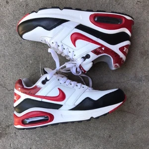 NIKE AIR MAX NAVIGATE ❤️❤️ - Nike air Max navigate i Valentines day edition. Väl använda men fungerar absolut! 