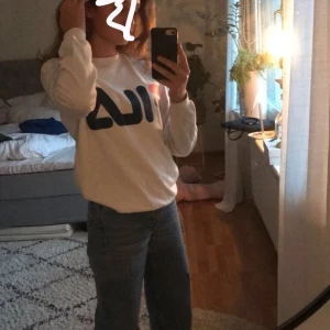 Vit fila tröja - Vit fila tröja, storlek XS men passar även XXS och S, fortfarande i riktigt bra skick! Köpt för ca 450kr säljes för 200kr (priset kan diskuteras) köparen står för frakten, om fler bilder önskas så skriv privat!