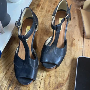 Klackeskor tiamo 😍 - Fina tiamo högklackade. Supersköna. 🥰 lite nött mellan där skorna nöts när man går. Inget man tänker på. 