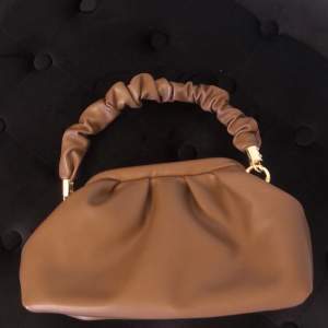 Jätte söt brun väska! Perfekt storlek! Medföljer ett axelremsband till väskan!  Buda i kommentarerna! 🥰! 