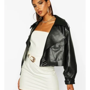 Helt ny - Helt ny jacka från bohoo, köpt för 800kr, mitt pris 500kr plus 79kr frakt💕 storleken är M men passar även S