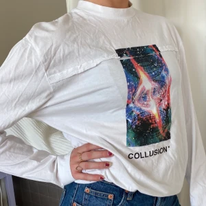 Långärmad med tryck - Långärmad oversized collusiontröja med tryck på framsidan. Använd en gång så den är i väldigt bra skick. Storlek S. Buda i kommentarerna eller skriv till mig privat! Frakt tillkommer om mötas inte är möjligt!  