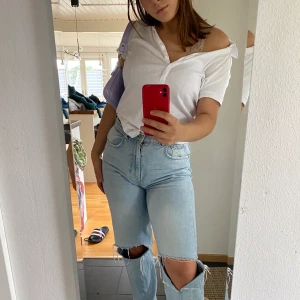 Polo tröja? - Jättesnygg vit pikétröja, köpt på en vintagebutik i Varberg. Små ”diamanter” på det högra bröstet som det står edc på. Ganska oversized!