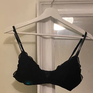 Svart bralette  - Svart bralette från h&m om jag minns rätt. Lappen är borta men den är ungefär 75B/C