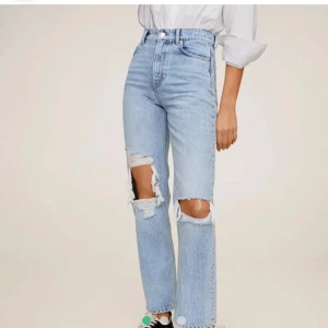 Mango jeans  - Säljer dessa så fina Jens ifrån mango, hålet har blivit lite större som man ser på sista bilden men dom är fortfarande väldigt fina! Skulle säga att dom passar s/m💞 köparen står för frakten som ligger på 63kr😍😍