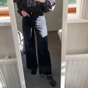 Vida jenas - Svarta vida jenas från H&M. Ordinarie pris 399kr, säljer för att de är för korta för mig:)