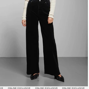 Weekday ace jeans  - Som nyskick, knappt använda. Strl 27/30 - M. De är förkorta för mig därför säljer jag de. (Jag är 175cm)! Nypriset är 500 kr kan tänka mig att sänka de t 250 👍🏻☺️ Kan frakta och mötas, möts mellan Höör- Lund 👍🏻👍🏻 270kr inkl frakt 