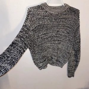 Stickad tröja - En stickad tröja från hm som är i bra skick och bara blivit använt några fåtal gånger. Är ganska stor i storleken. ( Frakt tillkommer )