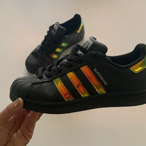 Adidas superstar - Knappt använda och i jättefint skick, köpta i London och ganska ovanliga.