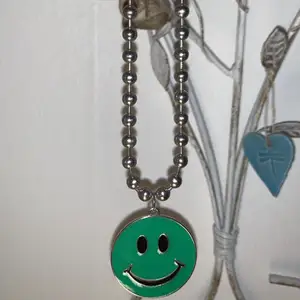 Fin halsband med en smiley på i färgen grön