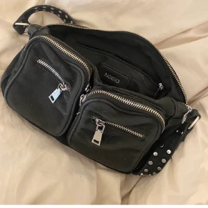 Väska från Noella - Säljer denna fina svarta väska. I ett gott skick. Superfin och lagom att ha som handväska! Frakt tillkommer!💕