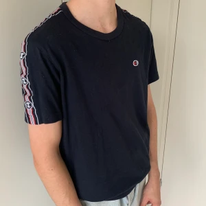 Marinblå CHAMPION T-shirt - Säljer denna marinblåa CHAMPION T-shirt  i storlek XS, sitter som en oversized S. Fint skick, knappt använd. Spårbar frakt tillkommer på 63 kr