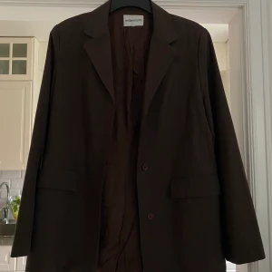 Kavaj  - I storlek small. Knappt använd. Djur och rökfritt hem