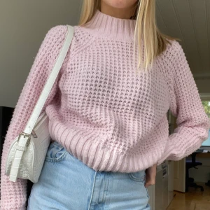 Rosa stickad tröja - Jag säljer denna stickade tröja men en så härlig rosa färg från hm i storlek xs. Den är i mycket bra skick och har en liten polokrage. Den är köpt för ca 249kr men säljs för 110kr+frakt⚡️hör av dig om du är intresserad💕