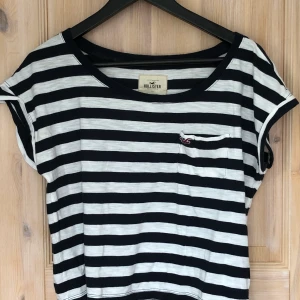 Hollister - Hollister t-shirt, en kort modell. Flera år gammal och är i bra skick. 