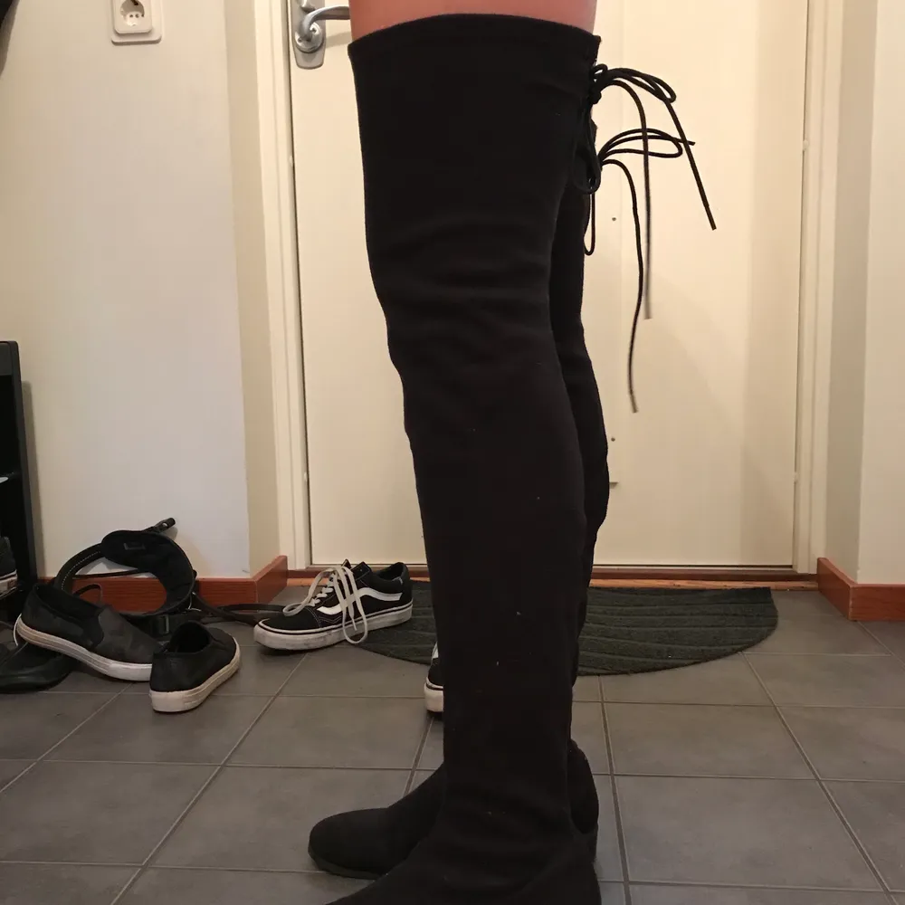 Höga svarta skor med knytning, storlek 37 . Skor.